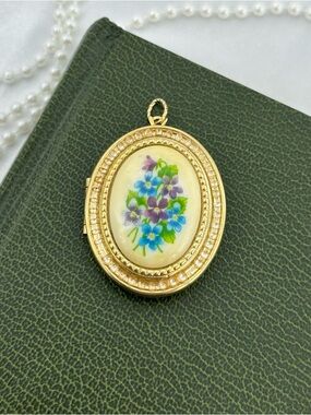 Vintage Large Gold Avon Flower Oval Locket